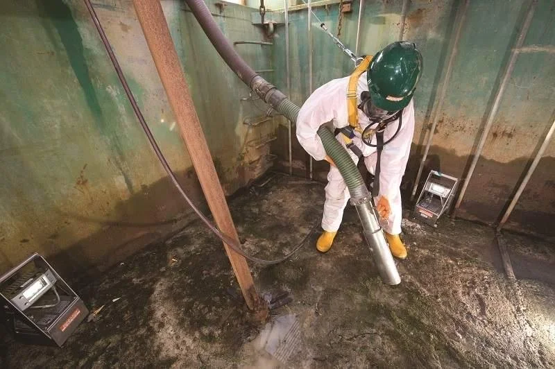 Tank cleaning in a confined space