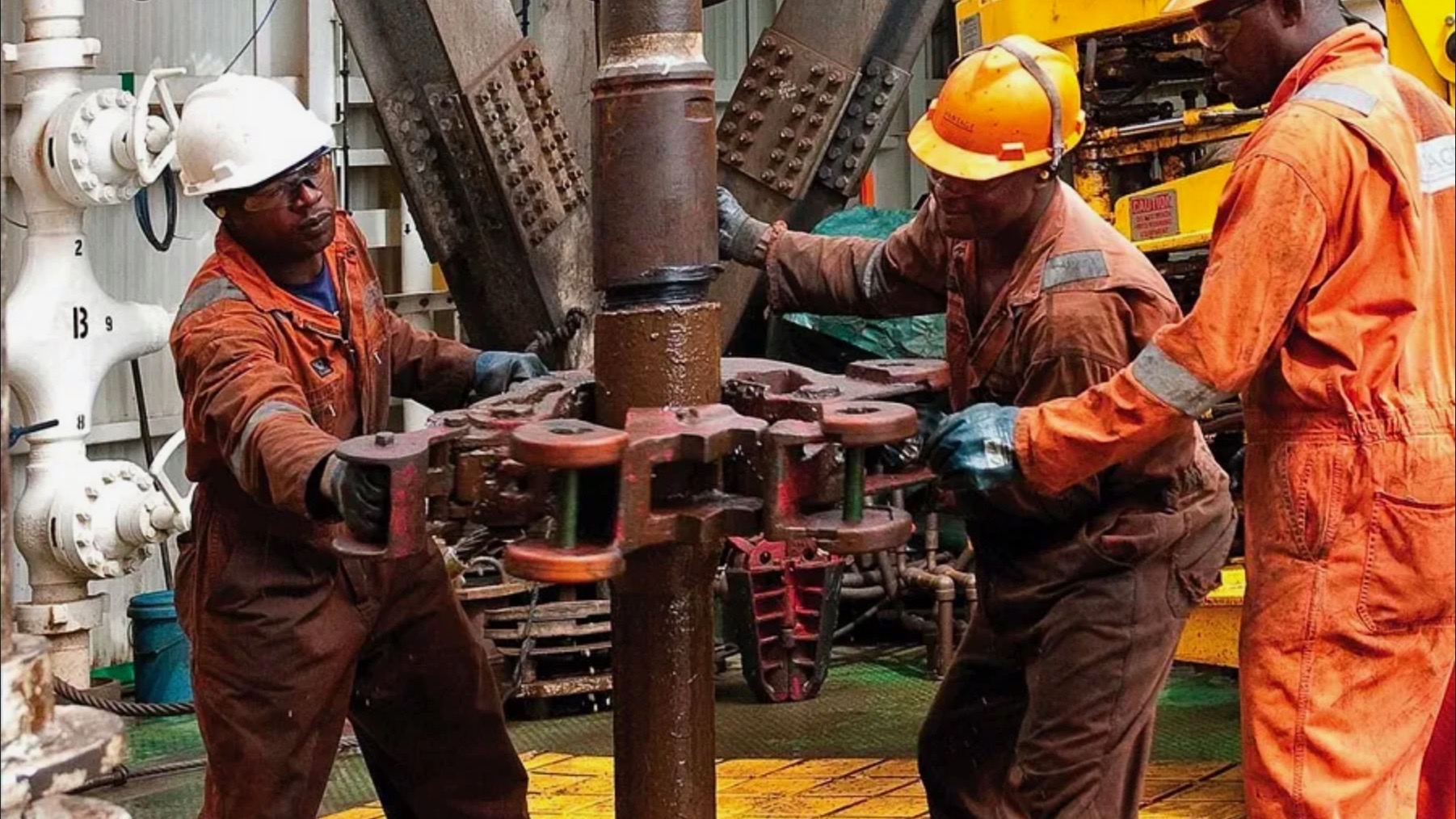 oil-workers-nigeria